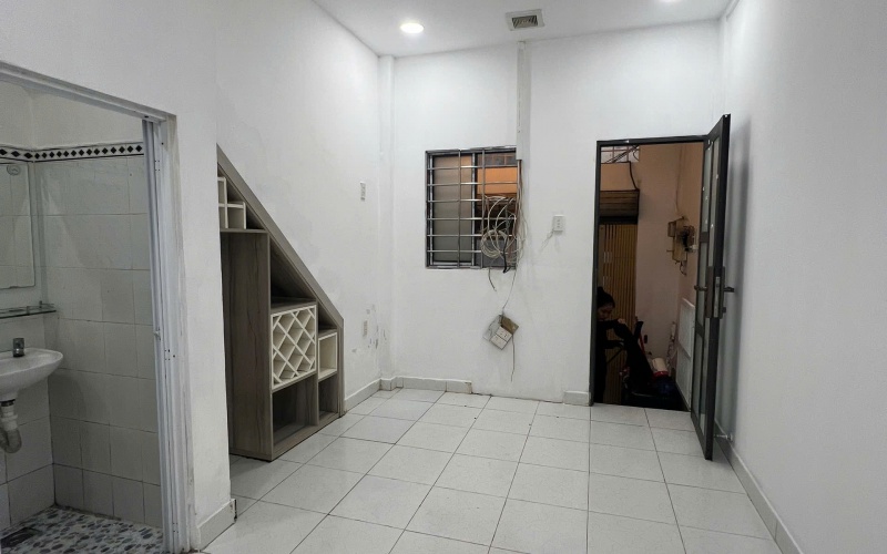 Bán tài sản đầu tư cho thuê dịch vụ Nhà hẻm (1 sẹc) 4m, đường vào nhà # 1,5m, 